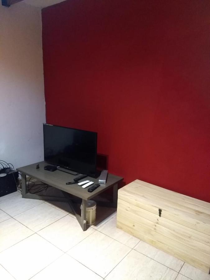 Отель Luis'S House Ezeiza Airport Монте-Гранде Экстерьер фото